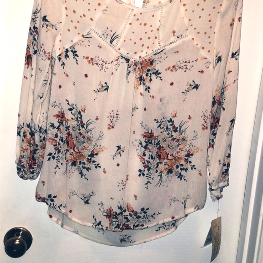 Size M NWT Blouse